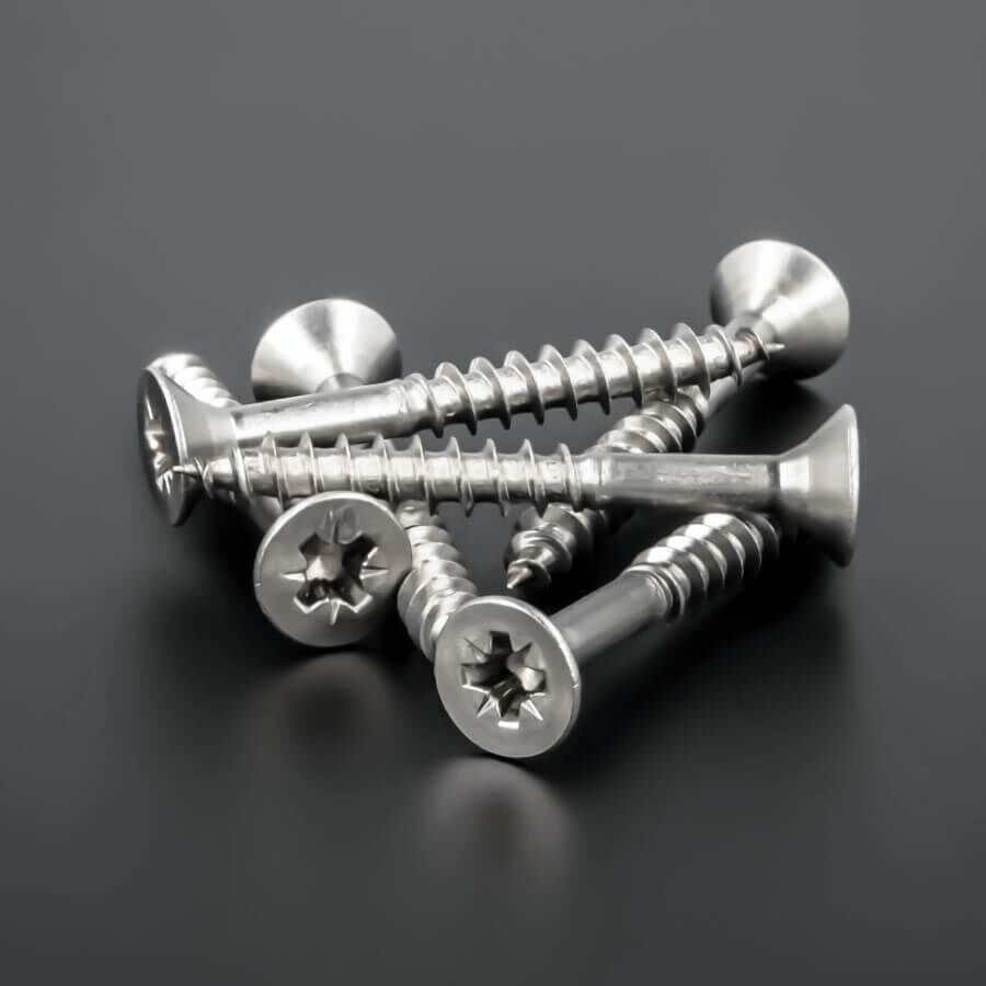 Schraube 6x50 mm Edelstahl V2A A2 Senkkopf Teilgewinde | Kreuz größere Stückzahl liegend auf dunklem Untergrund
