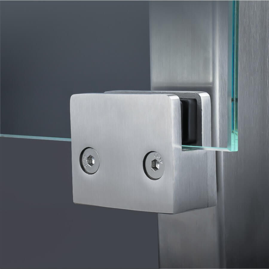 Glashalter Edelstahl eckig 60 x 50 mm einseitig unten montiert an Pfosten mit Scheibe