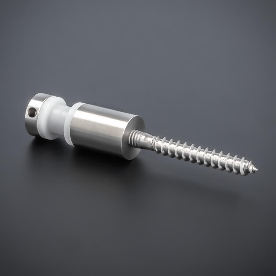 Sandwichabstandhalter V2A Ø15x20mm liegend auf dunklem Untergrund mit Stockschraube im Boden