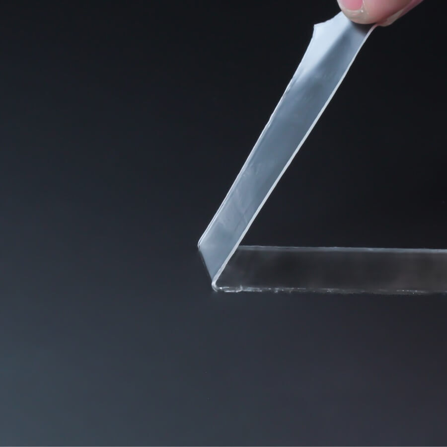 Hochleistungsklebeband Acrylic Bond 19 mm montiert auf dunklem Untergrund