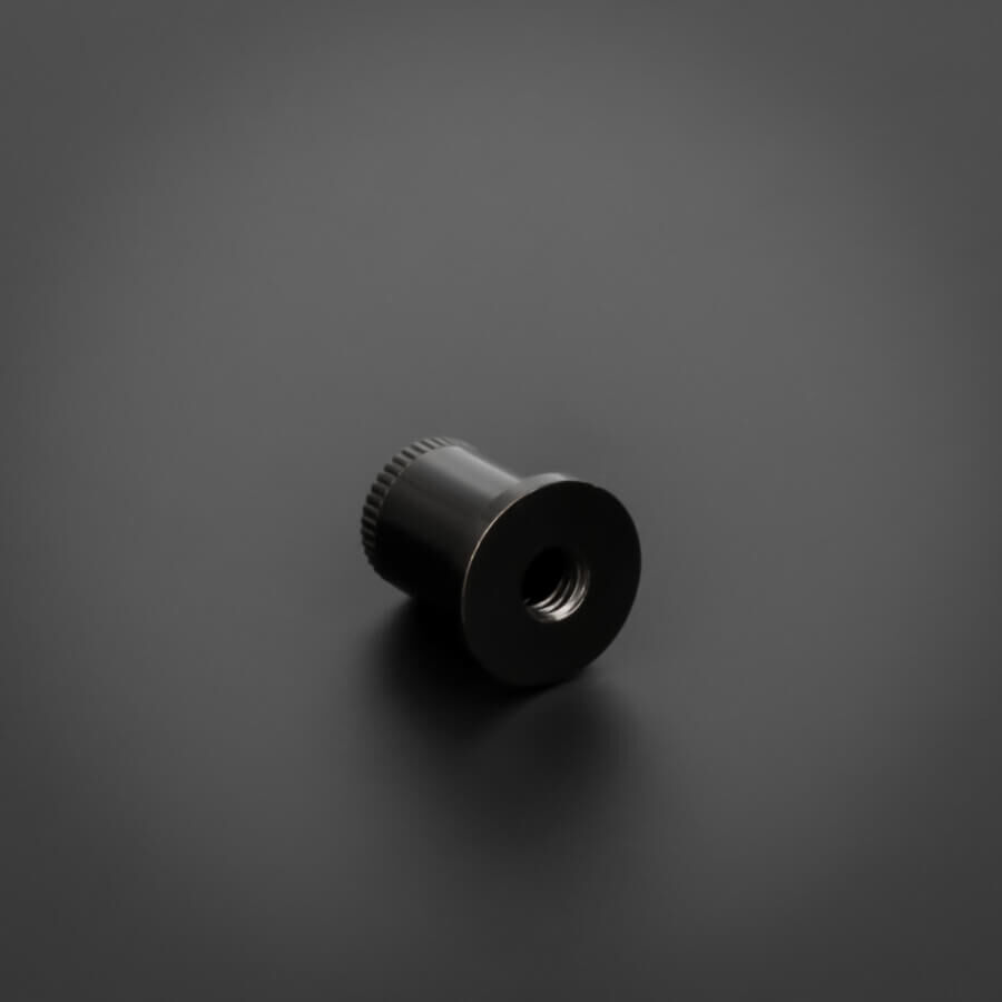 Deckenbefestigung Seil für Kugelseil 1,5-2mm | schwarz | Stockschraube liegend auf dunklem Untergrund