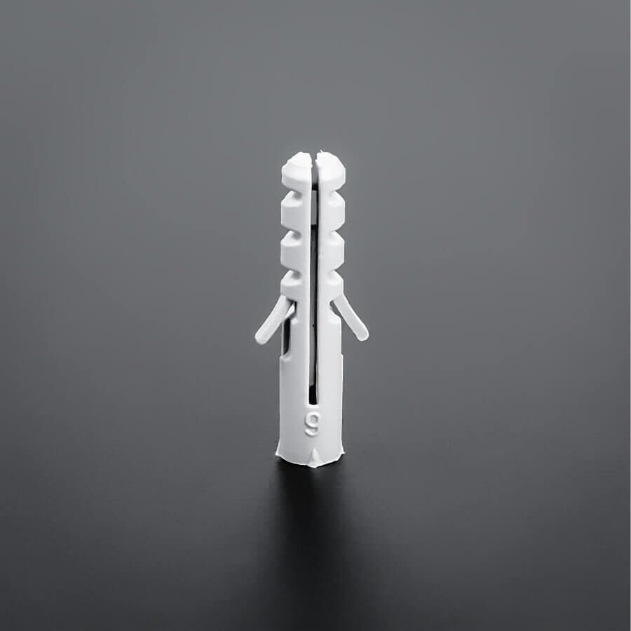 Dübel S6 Nylon Ø 6x30 mm stehend auf dunklem Untergrund