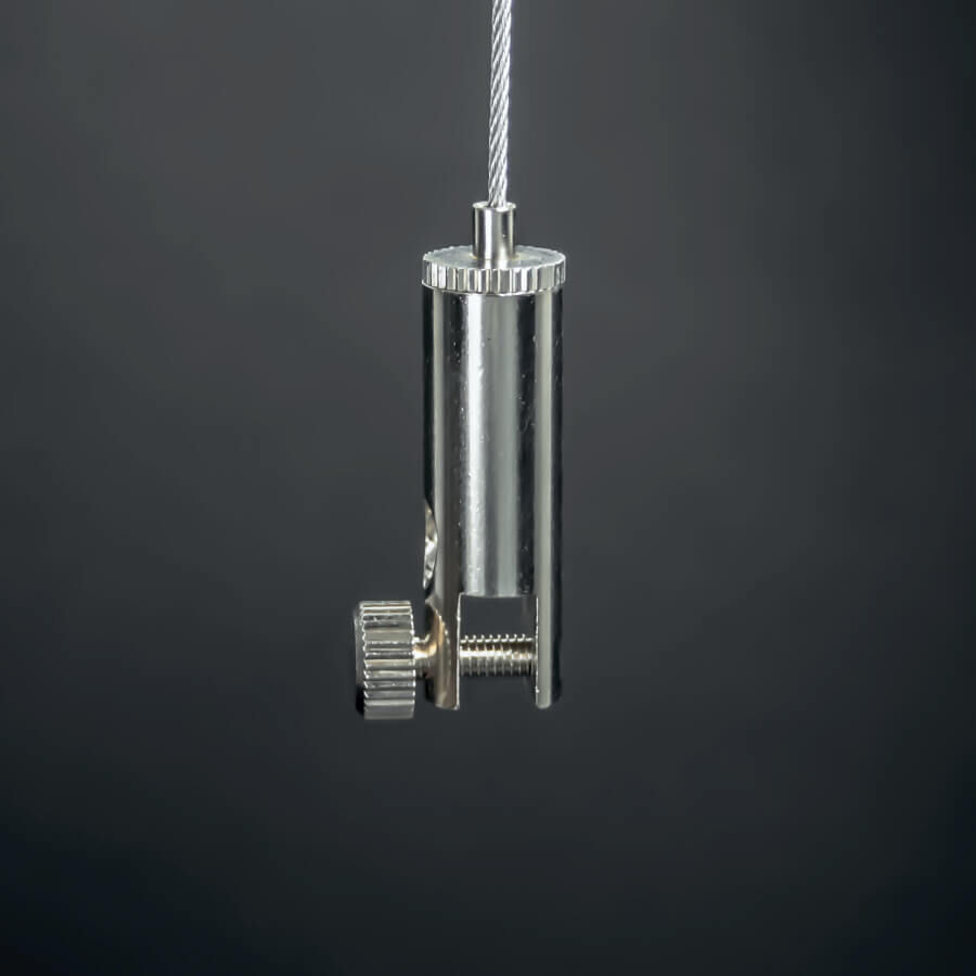 Platten Display-Halter Messing vernickelt mit Edelstahlseil von der Decke abgehängt
