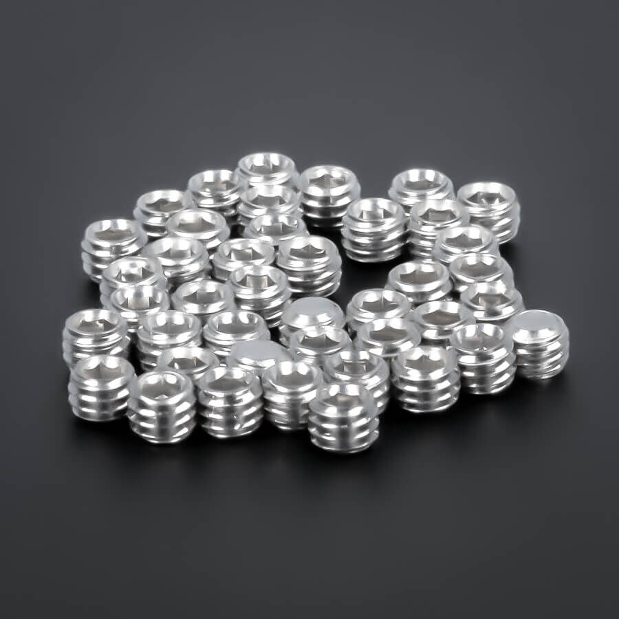 Ersatz-Madenschraube M4 x 3 mm Sechskantschraube Edelstahl V2A flach größere Stückzahl liegend auf dunklem Untergrund