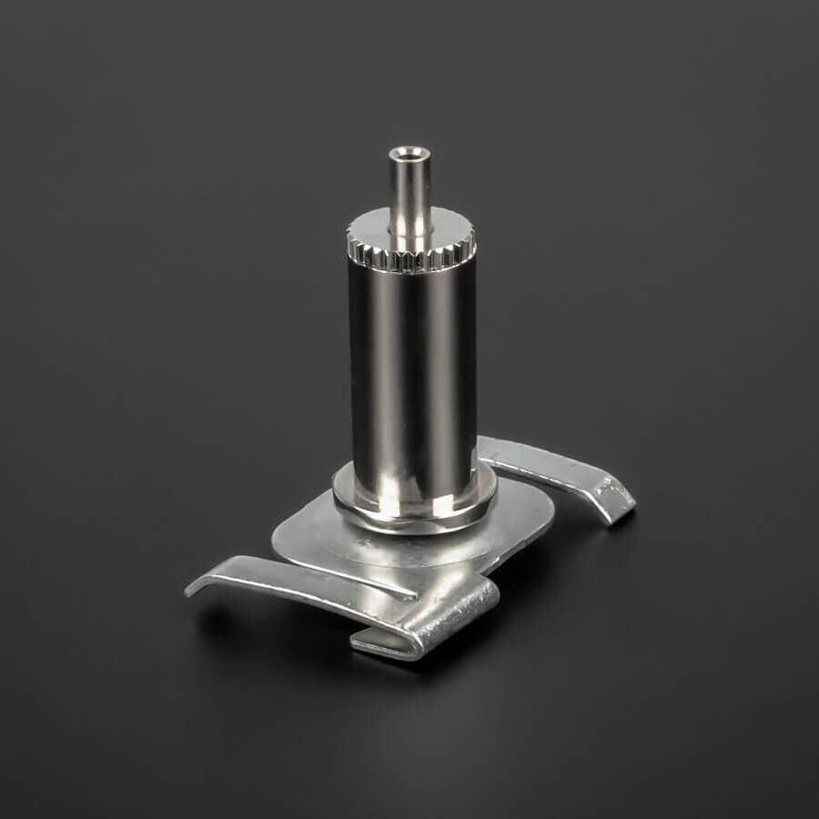 Deckenclip Gewinde M6x10mm für Rasterdecken - Odenwalddecken bis 24 mm stehend auf dunklem Untergrund mit einem Cable Blocker verschraubt