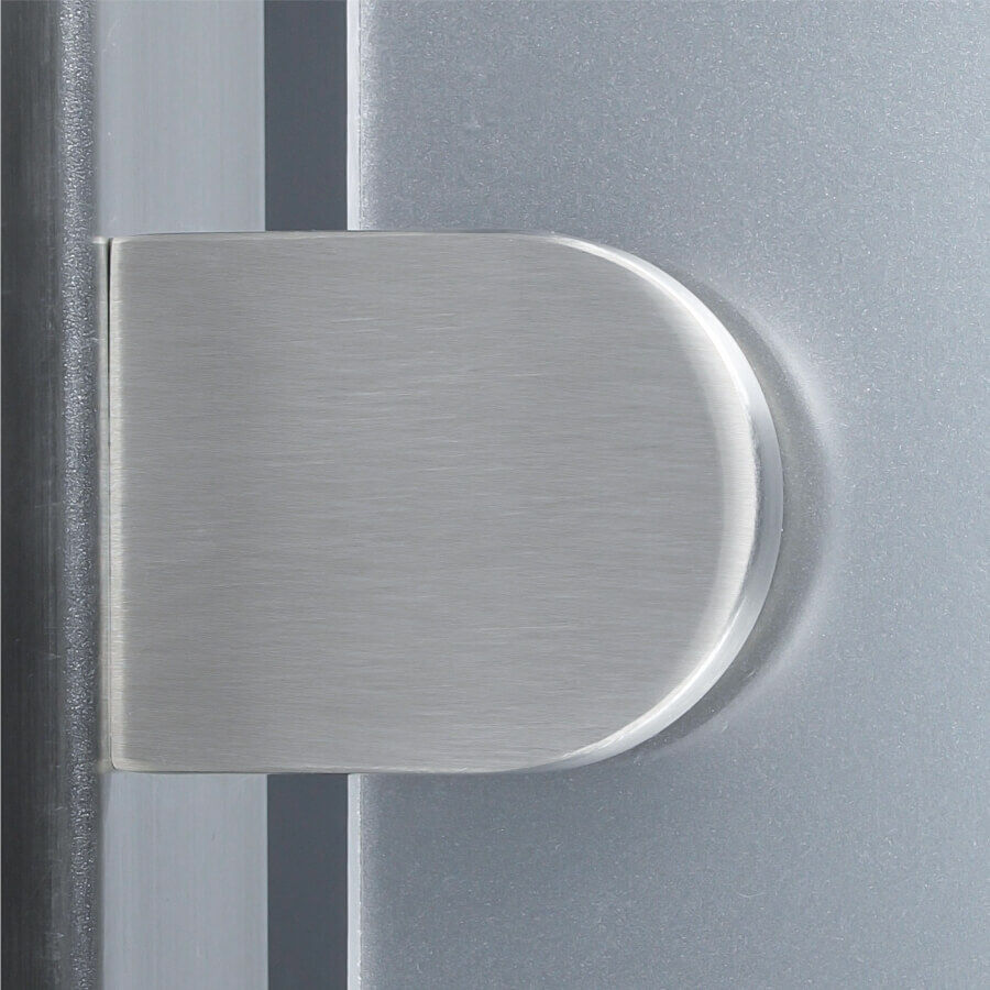 Glashalter Edelstahl V2A halbrund am Pfosten montiert auf dunklem Untergrund