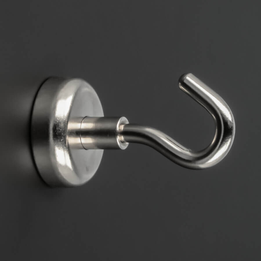 Topfmagnet mit Haken Ø 25mm Innengewinde M5x8mm montiert links an dunkler Wand