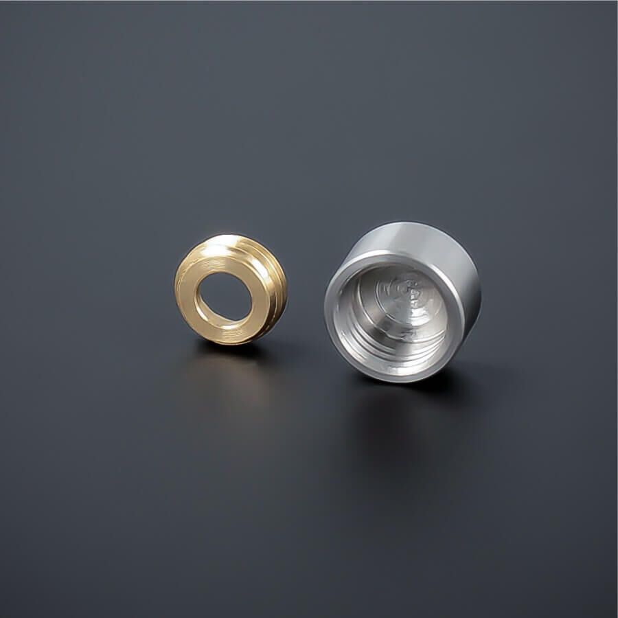 Zierkappe Edelstahl 10mm flach stehend mit Gewindering auf dunklem Untergrund