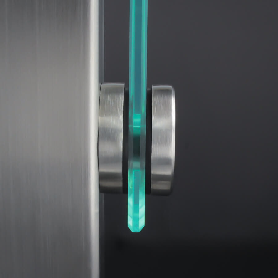 Glaspunkthalter Glashalter Edelstahl Ø40 mm seitliche Ansicht an Pfosten montiert mit dunklem Hintergrund