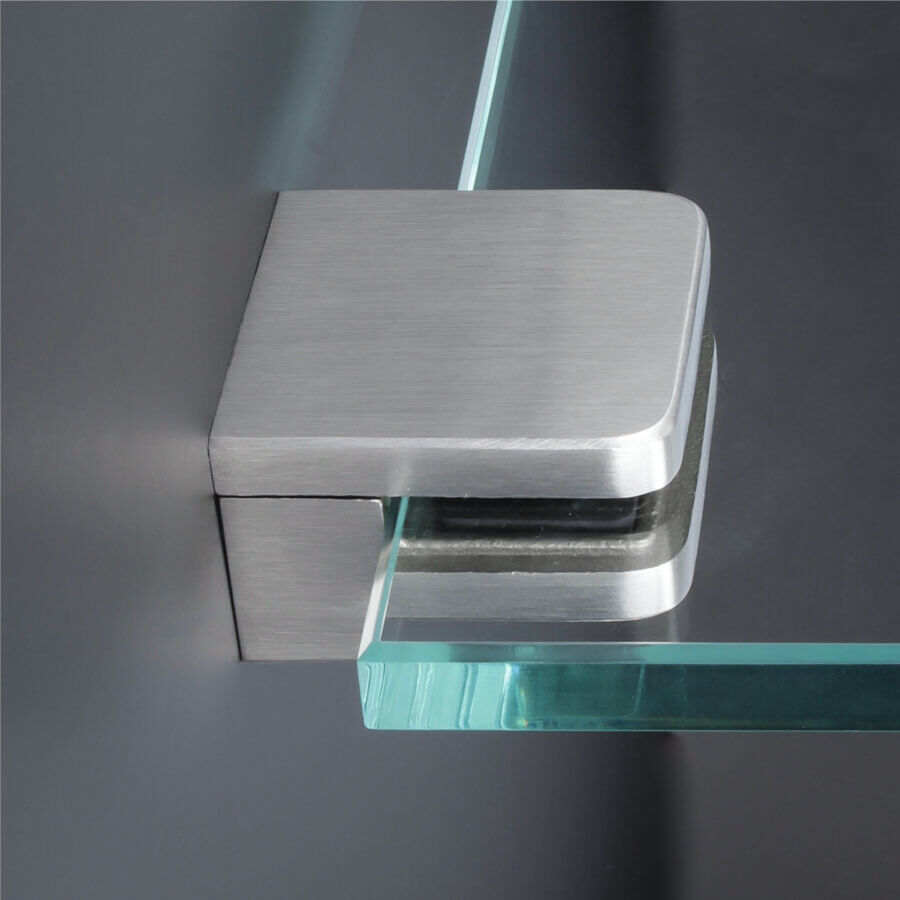 Glashalter Edelstahl eckig montiert an dunkler Wand