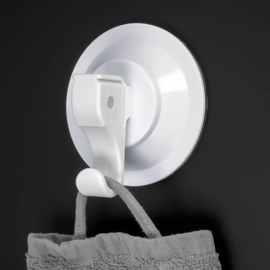 Saugnapf 75 mm Hebelsauger Saugnäpfe Kunststoff-Haken groß montiert an dunkler Wand mit Handtuch