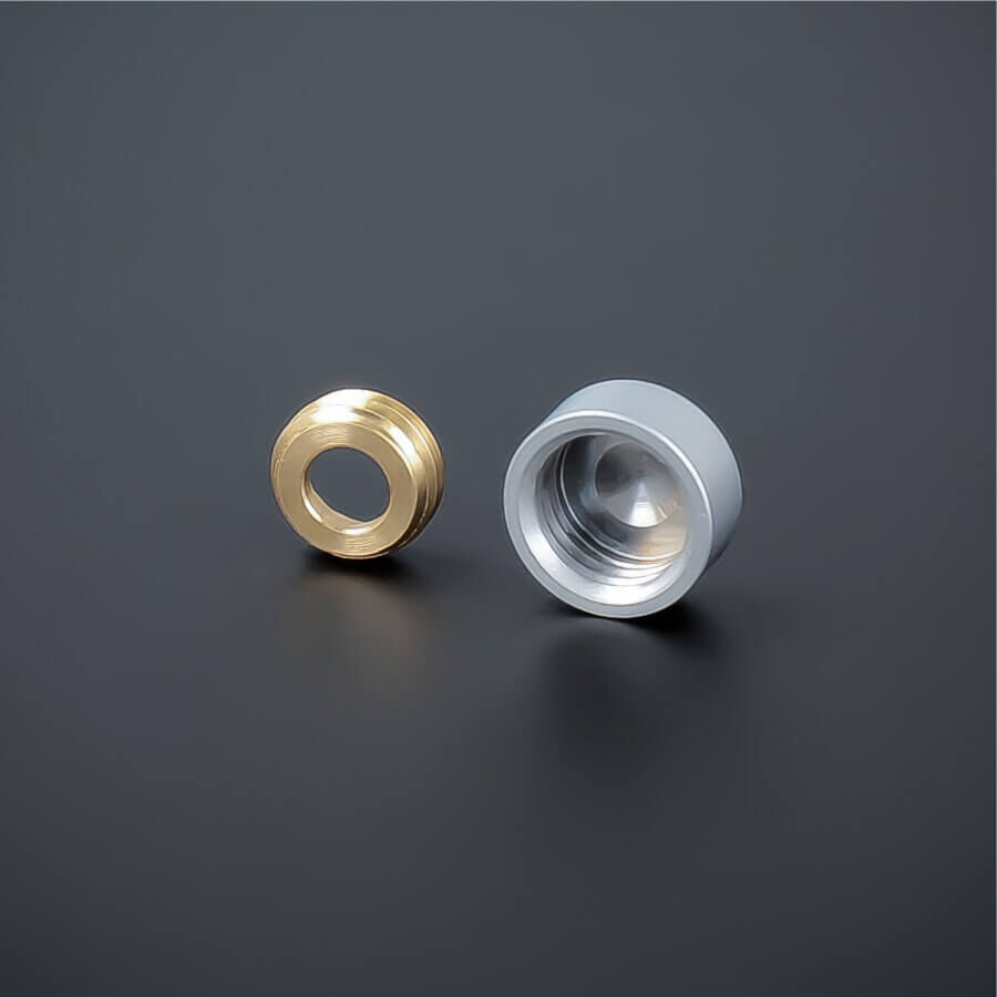 Zierkappe Chrom matt Edelstahl 10mm angeschrägt stehend mit Gewindering auf dunklem Untergrund