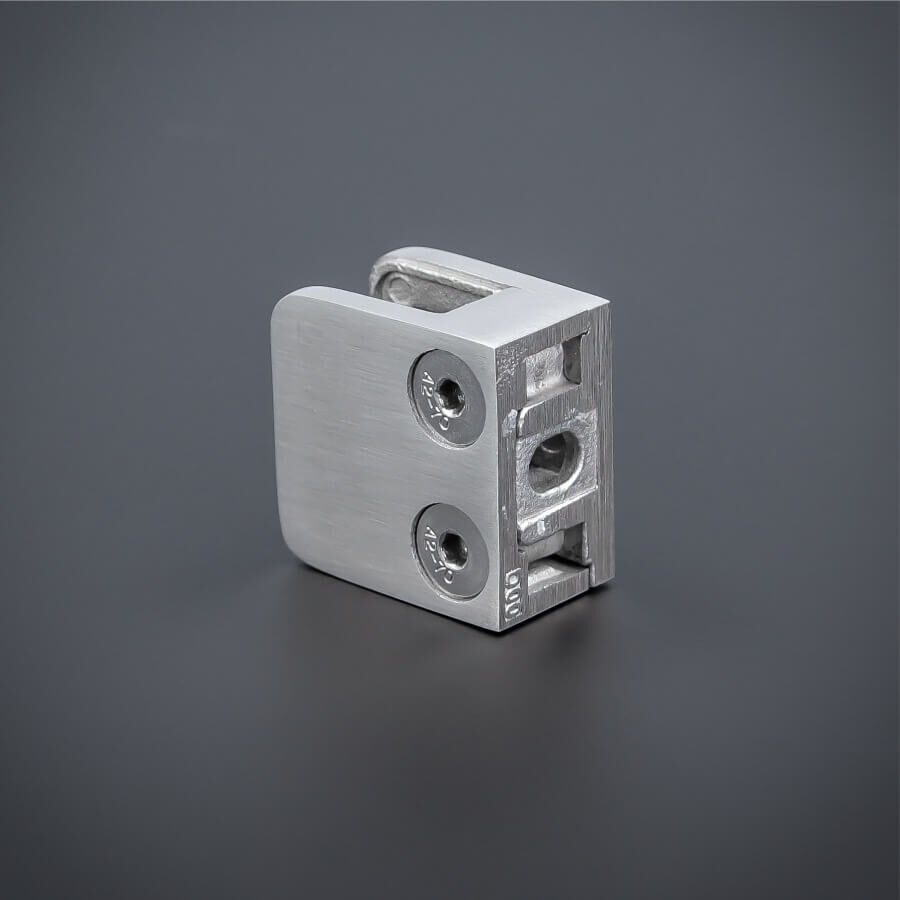 Glashalterung Edelstahl V2A 30 x 30 mm stehend mit Anschluss nach vorne gedreht auf dunklem Untergrund