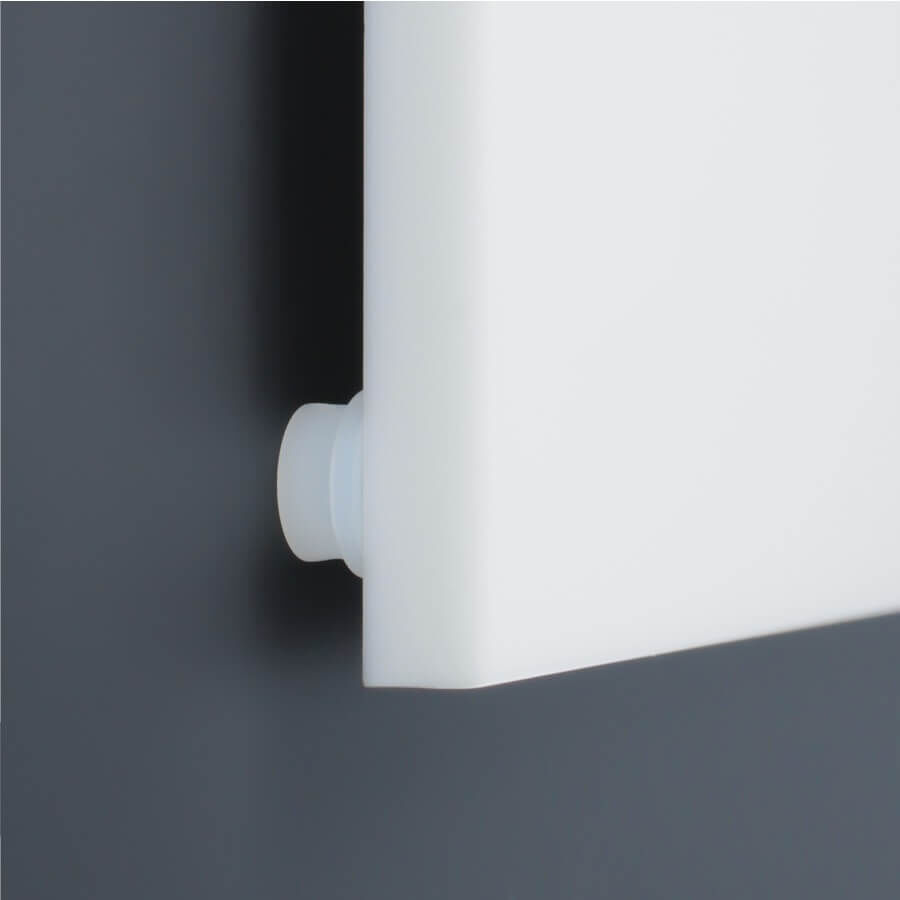 Distanzhalter Kunststoff 2teilig Schild montiert mit Distanzhalter an dunkler Wand