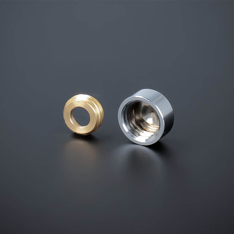 Zierkappe Chrom Edelstahl 10mm angeschrägt stehend mit Gewindering auf dunklem Untergrund