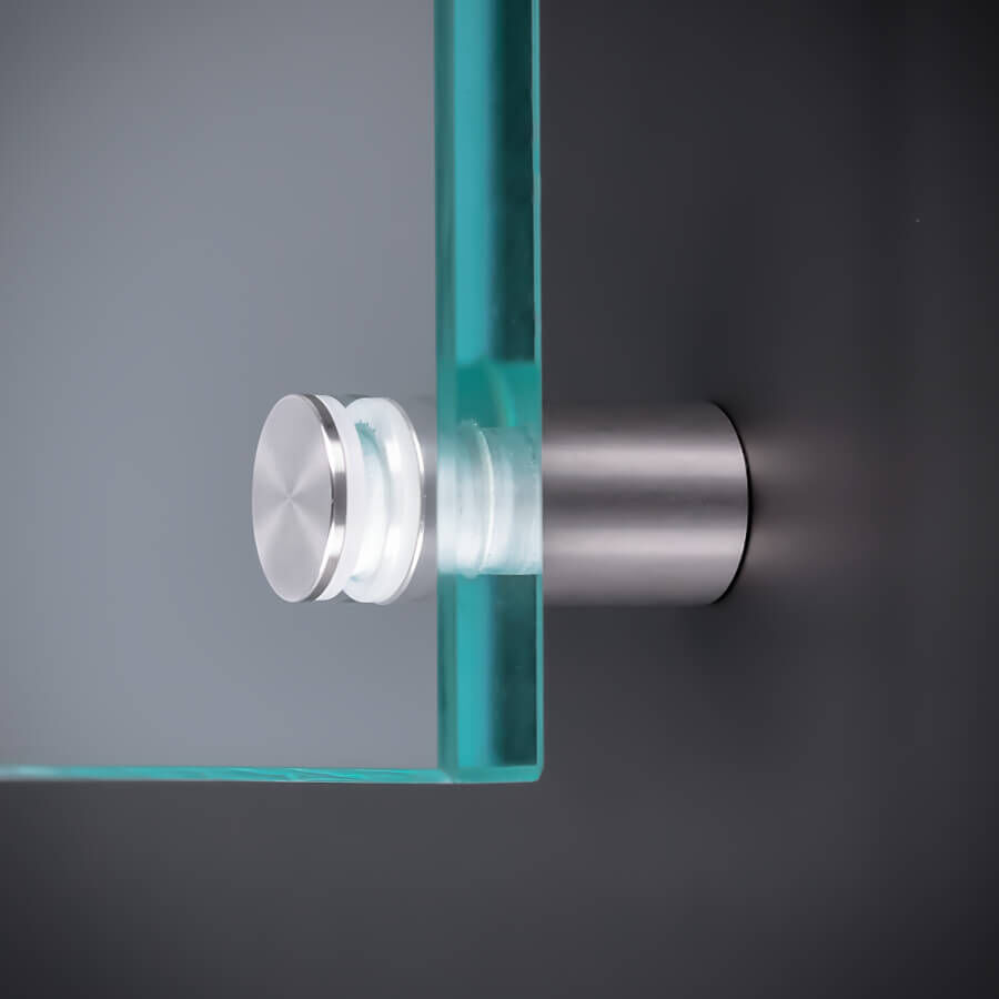 Glasplattenhalter V2A  montiert mit einer Glasscheibe an dunkler Wand
