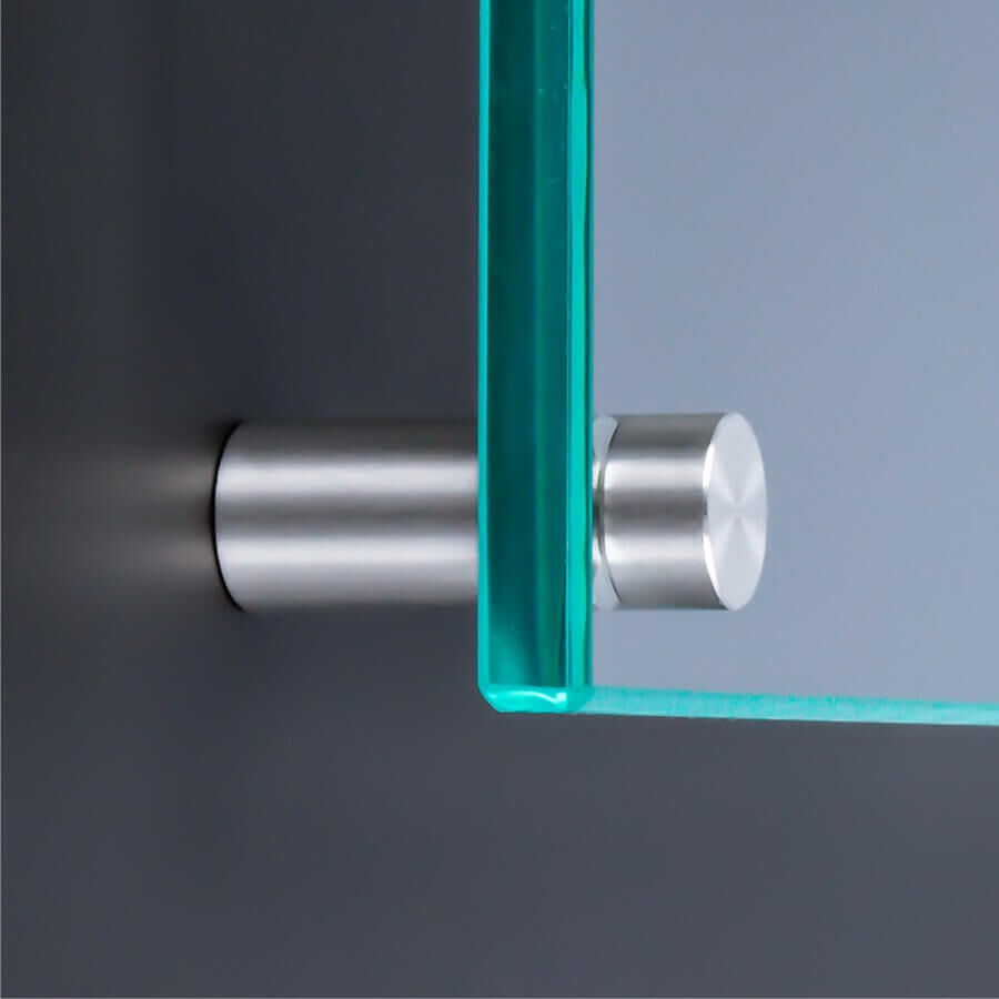 Schildbefestigung Edelstahl V2A Ø 10x15mm montiert mit Scheibe an dunkler Wand