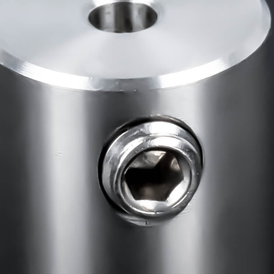 Ersatz-Madenschraube M4 x 3 mm Sechskantschraube Edelstahl V2A flach montiert in einem Deckenhalter vor dunklem Hintergrund