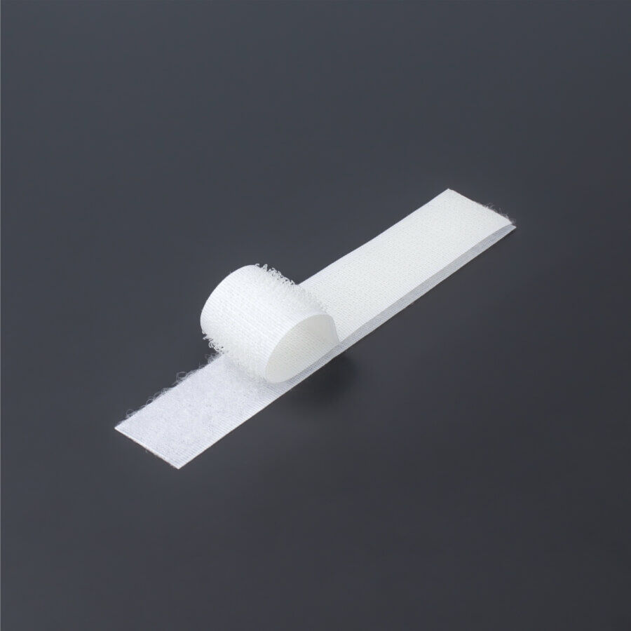 Klettband Flausch+Haken 20mm selbstklebend zusammen auf dunklem Untergrund