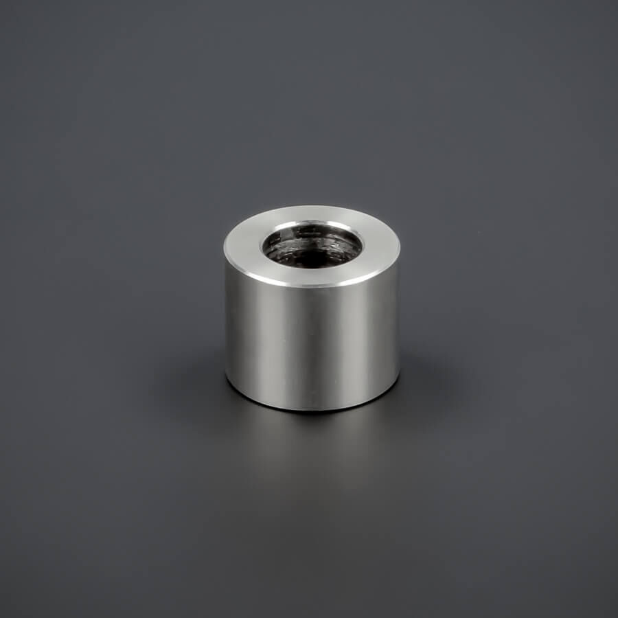 Ø 15 mm | WA: 12 mm | Loch-Ø: 8,4 mm (M8) Distanz-Ring Edelstahl Ø 15 x 12 mm M8 stehend auf dunklem Untergrund