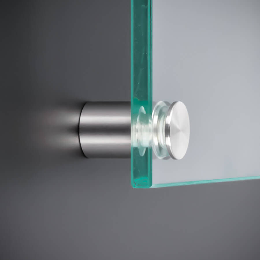 Edelstahl Abstandshalter V4A montiert mit einer Scheibe an dunkler Wand