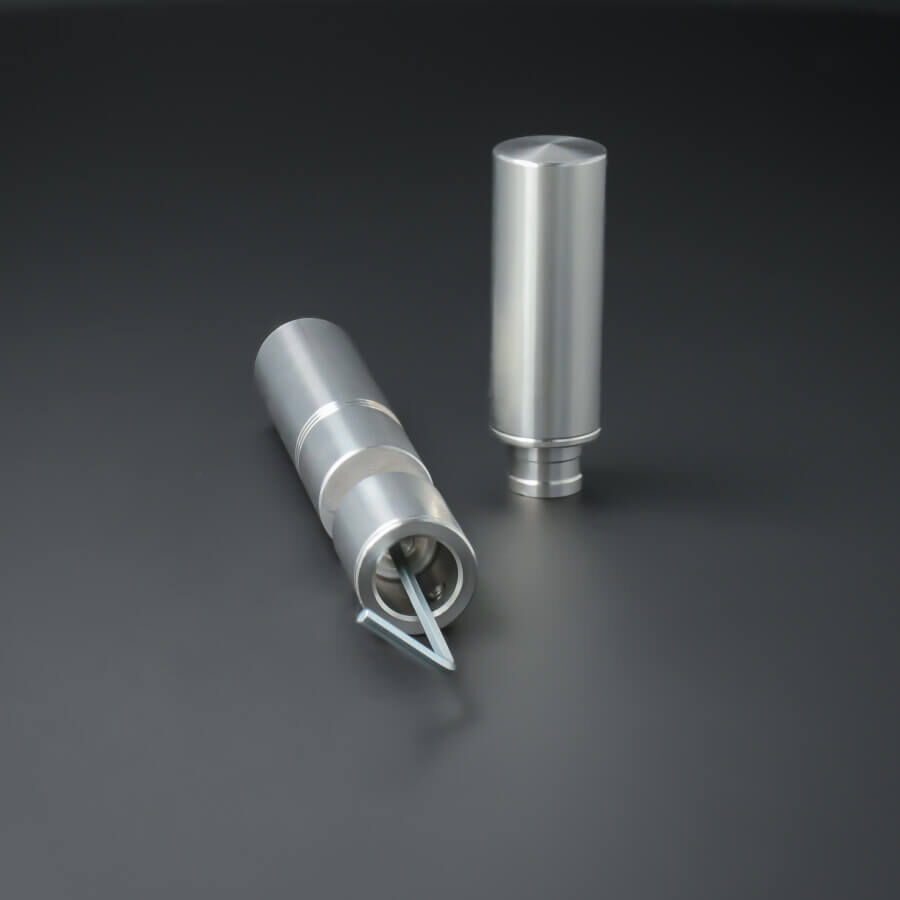 Tischaufsteller 150mm Spuckschutz Plexiglas Glas Platten Ø18 demontiert mit Innensechskantschlüssel im Bauteil auf dunklem Untergrund