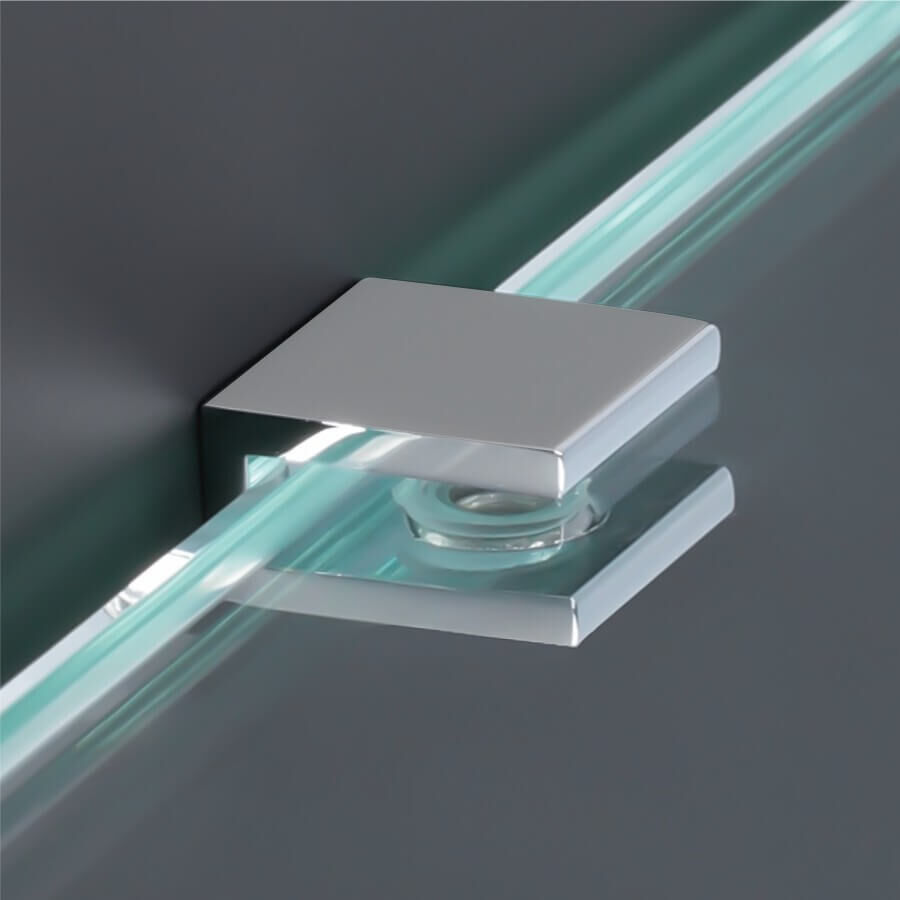Glasbodenhalter | Regal-Halter | Messing chrom montiert an dunkler Wand mit Glasscheibe im Klemmbrereich