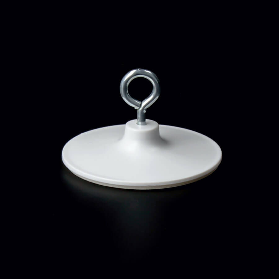 Klebe-Pads mit Öse 39 mm | Kunststoff+Metall | Deckenöse bis 400 g liegend auf dunklem Untergrund