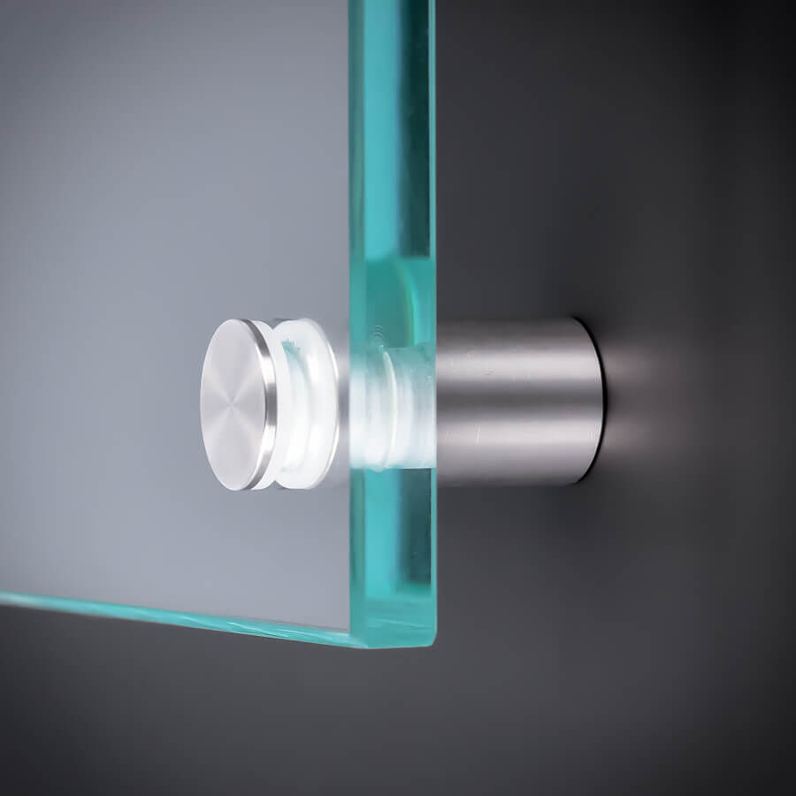 Halter zum Schrauben V2A montiert mit einer Scheibe an dunkler Wand