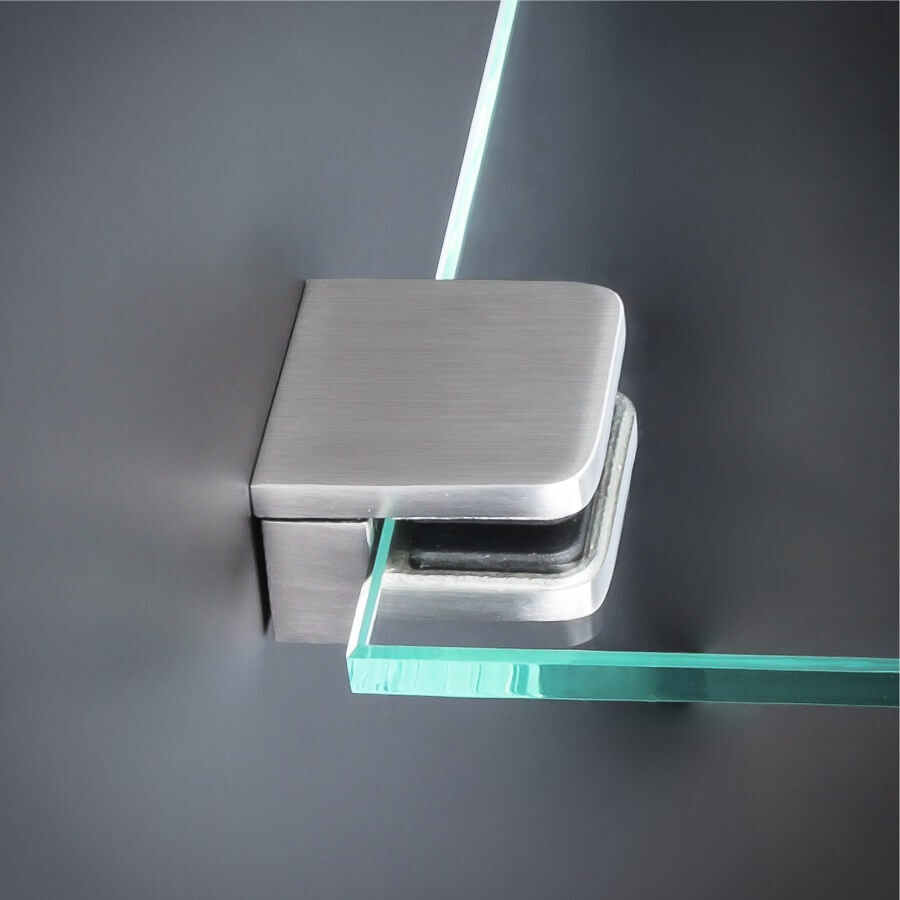 Glasscheibenhalter Wandregalhalter V2A 30x30mm montiert mit einer Glasscheibe an dunkler Wand