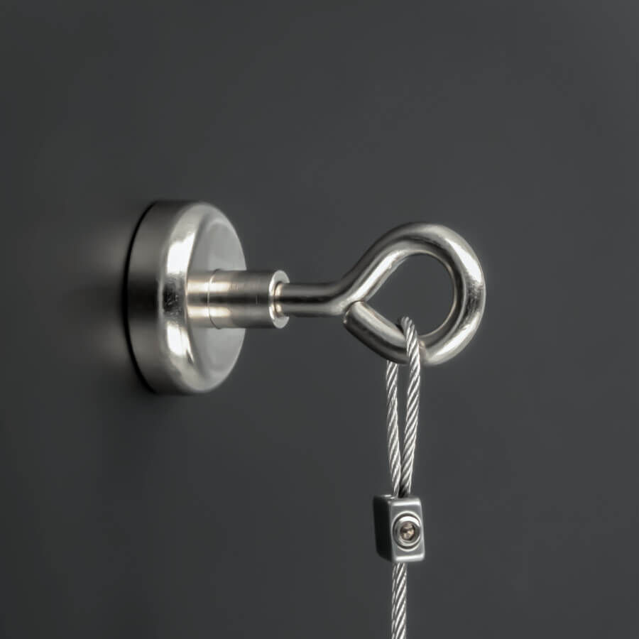 Topfmagnet mit Öse Ø 25mm Innengewinde M5x8mm an dunkler Wand montiert mit Edelstahlseil und Klemme