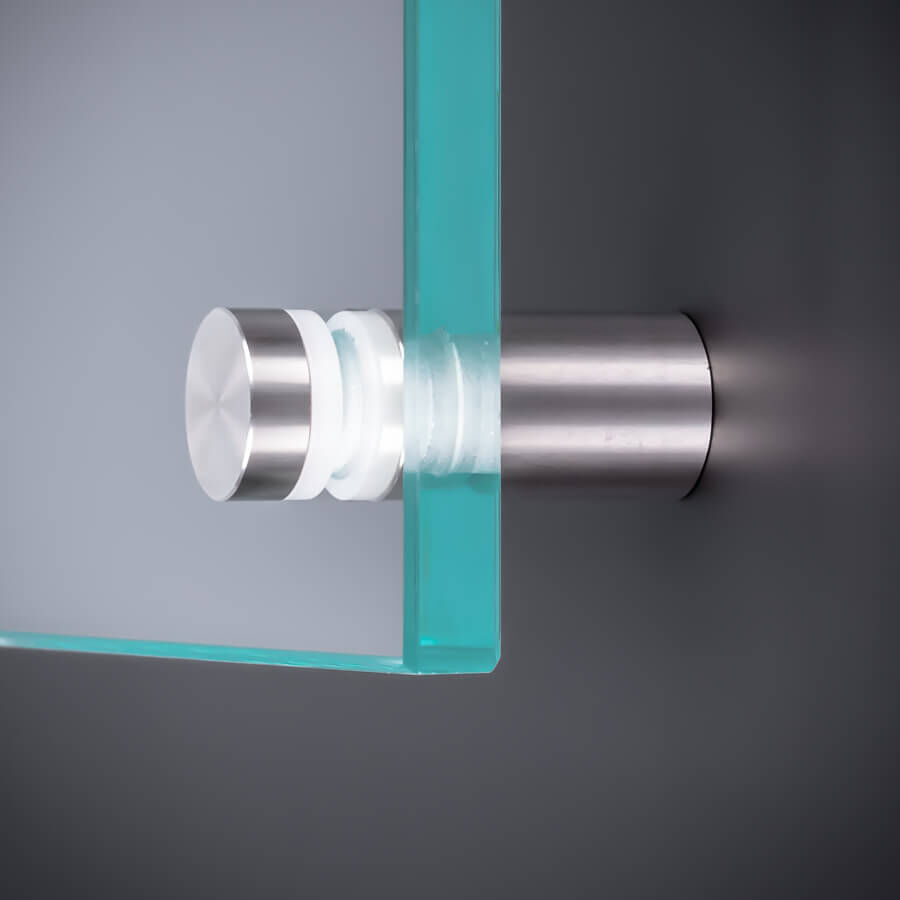 Sandwichabstandhalter V2A Ø15x20mm montiert mit einer Glasscheibe an dunkler Wand