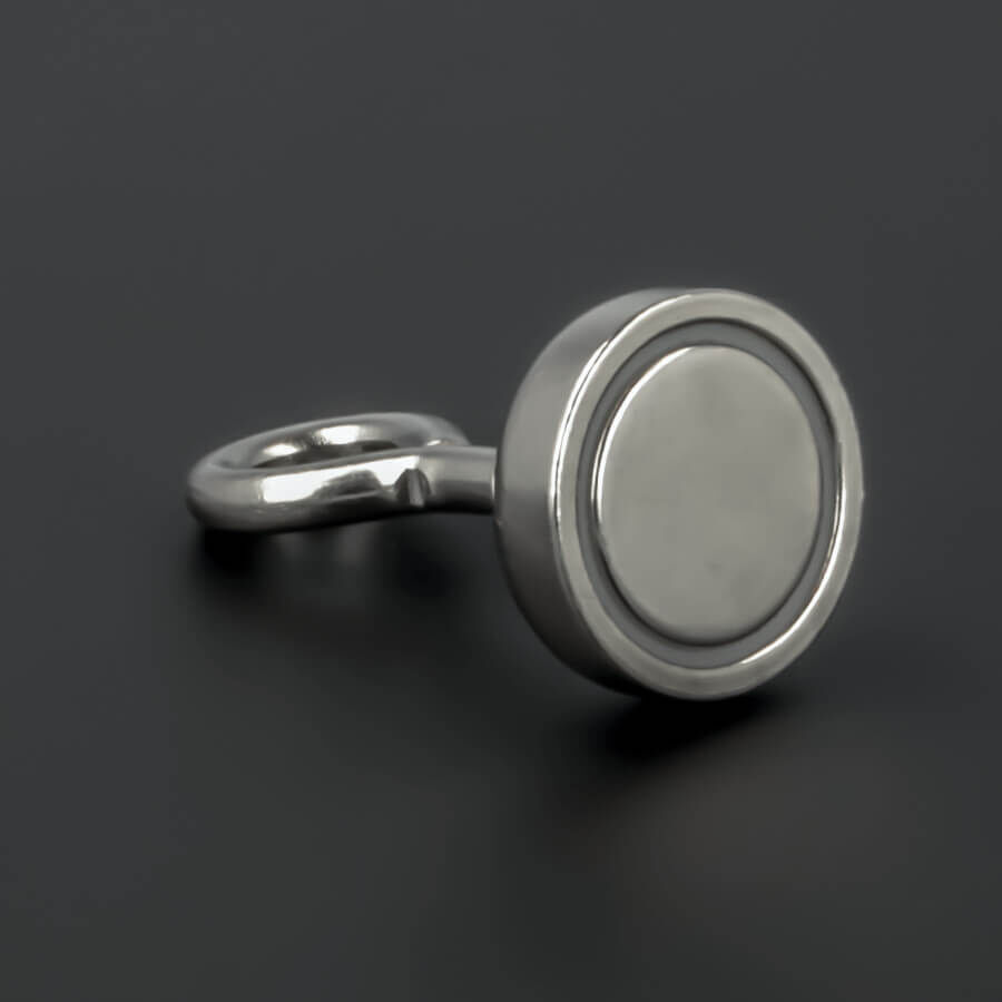 Topfmagnet mit Öse Ø 25mm Innengewinde M5x8mm liegend auf dunklem Untergrund