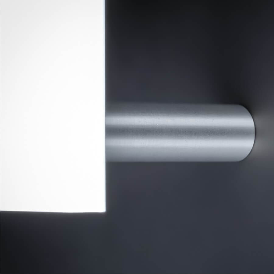 Schriften-Befestigung + Gewinde Edelstahl Ø 13x50mm weißes Element montiert an dunkler Wand