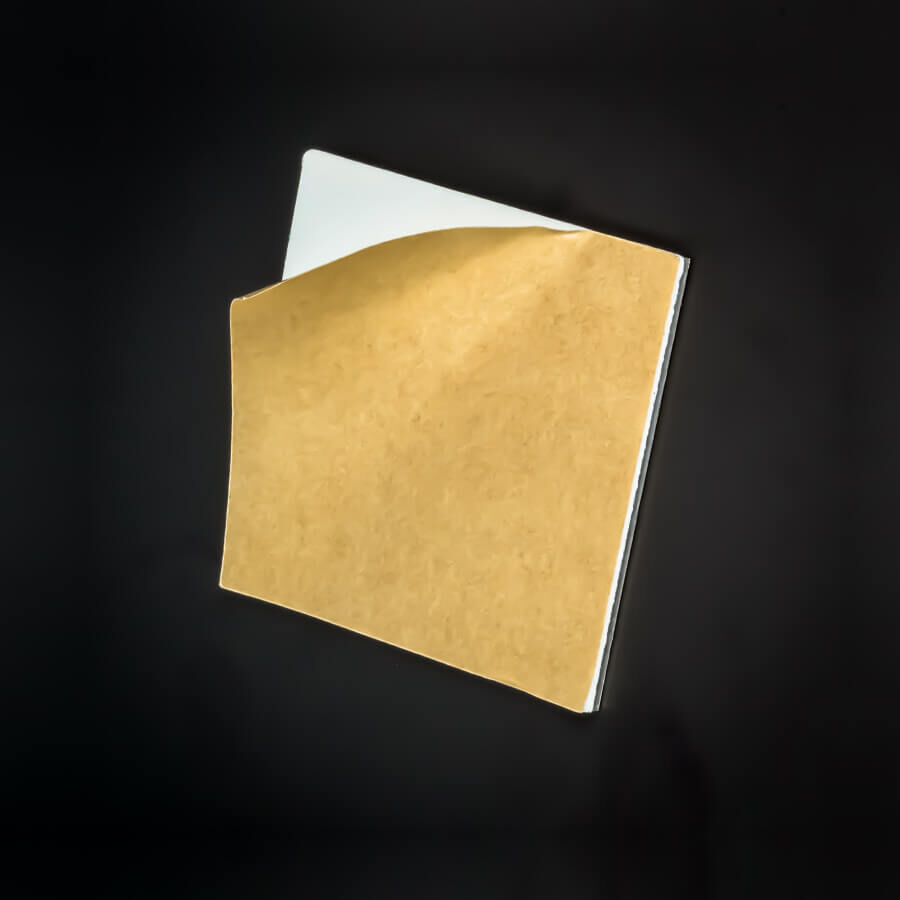 Klebeblech glatt 70x70mm für Magnete Rückseite auf schwarzen Untergrund