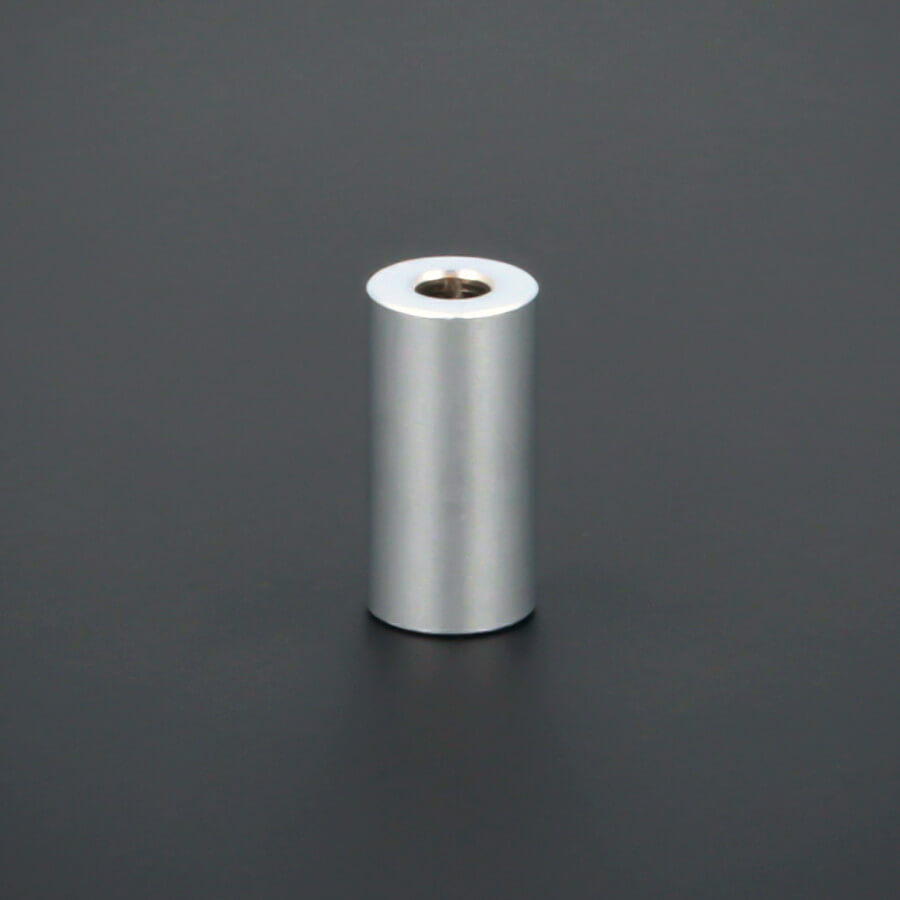 Distanzhalter M4 Silber aus Messing liegend auf schwarzen Untergrund