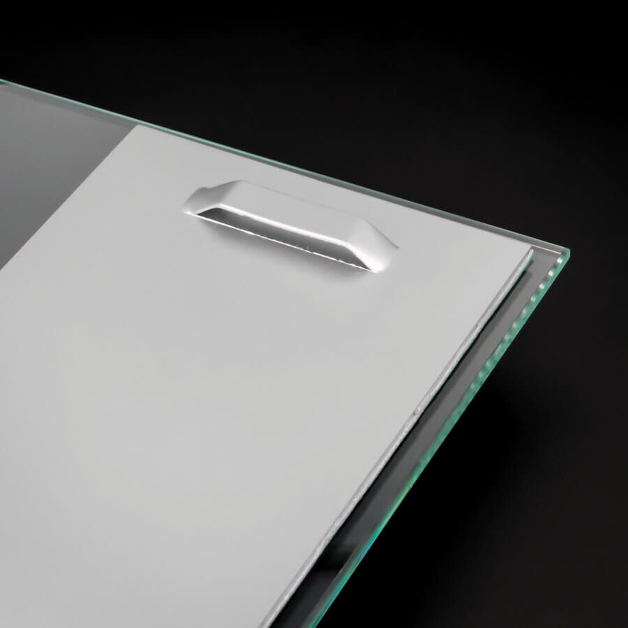 Haftblech Spiegelblech klebend 100x200mm auf Glasplatte klebend mit schwarzen Hintergrund