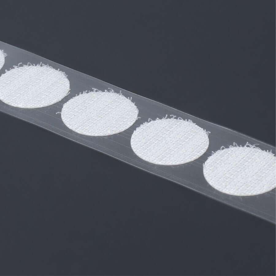 Klettpunkt Haken 19mm 33mm Rolle auf dunklem Untergrund