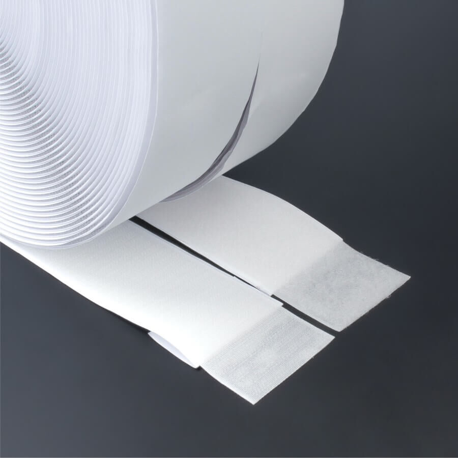 Klettband Flausch+Haken 20mm Rolle in 25m Länge auf dunklem Untergrund