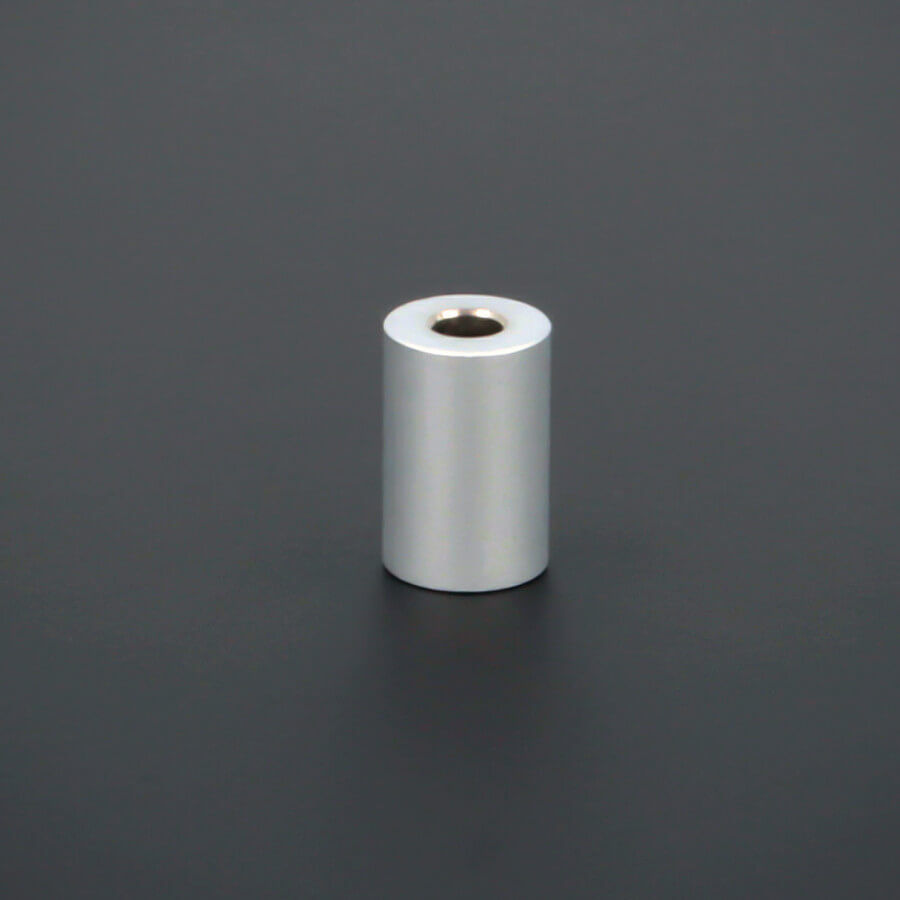 Distanz-Halter M4 Silber aus Messing liegend auf schwarzen Untergrund