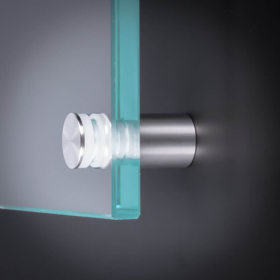 Glasplattenhalter Edelstahl V2A montiert mit einer Scheibe an dunkler Wand