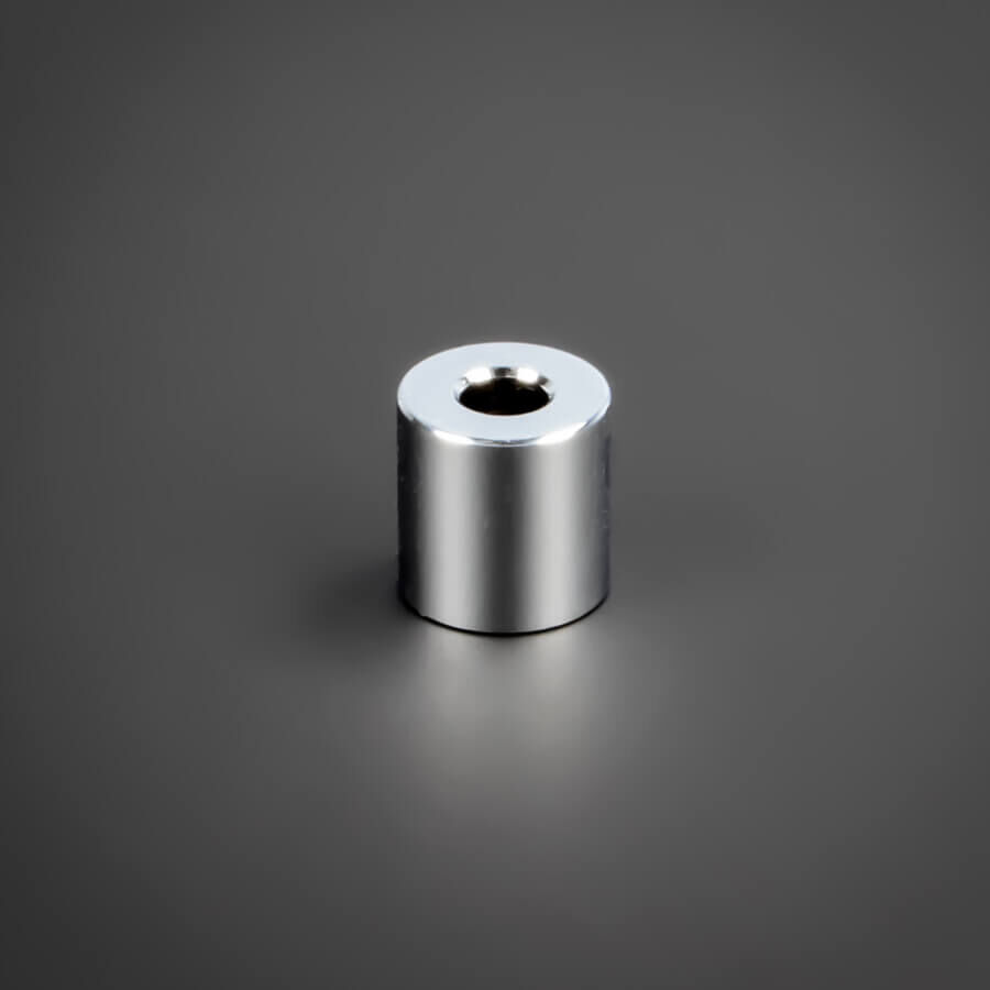 Distanzhalter M4 chrom aus Messing stehend auf schwarzen Untergrund