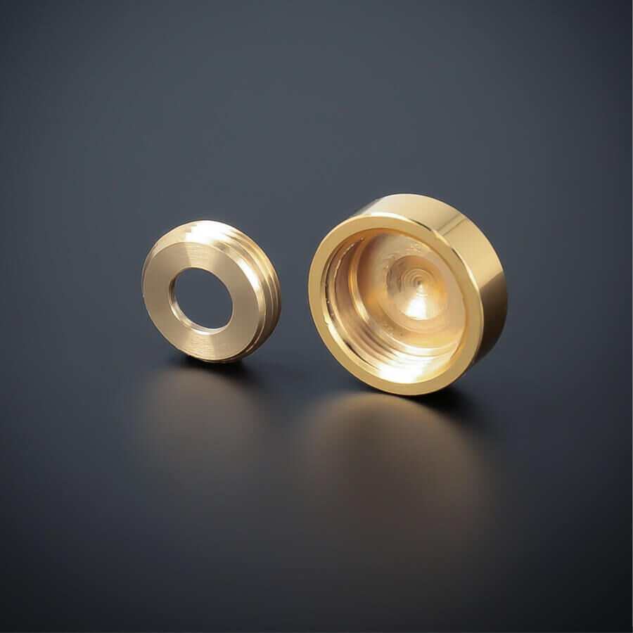 Zierkappe Edelstahl Gold 18mm angeschrägt stehend mit Gewindering auf dunklem Untergrund