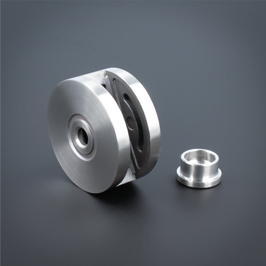Glashalter Edelstahl rund Ø60mm einseitig Frontmontage flach Rückseite mit Abstandsstück auf dunklem Boden