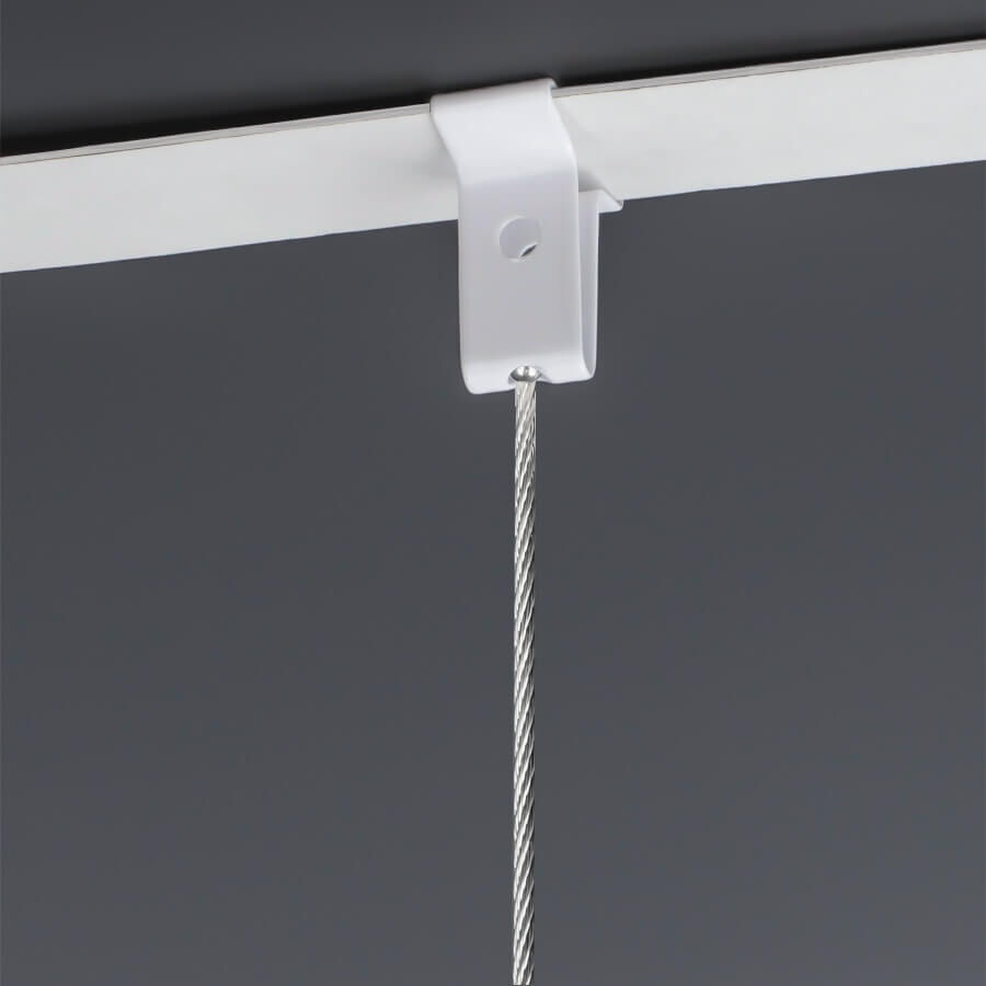 Deckenklemme Deckenclip Anwendungsbeispiel mit einem Kugelseil vor grauem Hintergrund