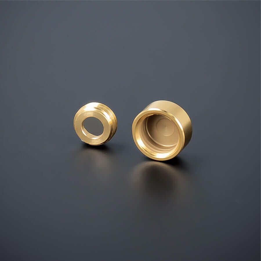 Zierkappe Gold Edelstahl 10mm angeschrägt stehend mit Gewindering auf dunklem Untergrund