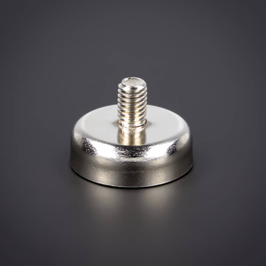 Topf-Magnet Ø 25mm Aussen-Gewinde M6x9 mm liegend auf dunklem Untergrund