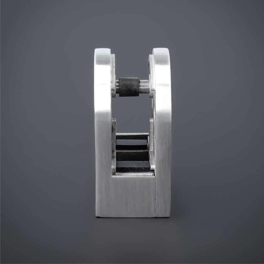 Glashalter mit Sicherungsstift V2A 63x45mm stehend auf dunklem Untergrund