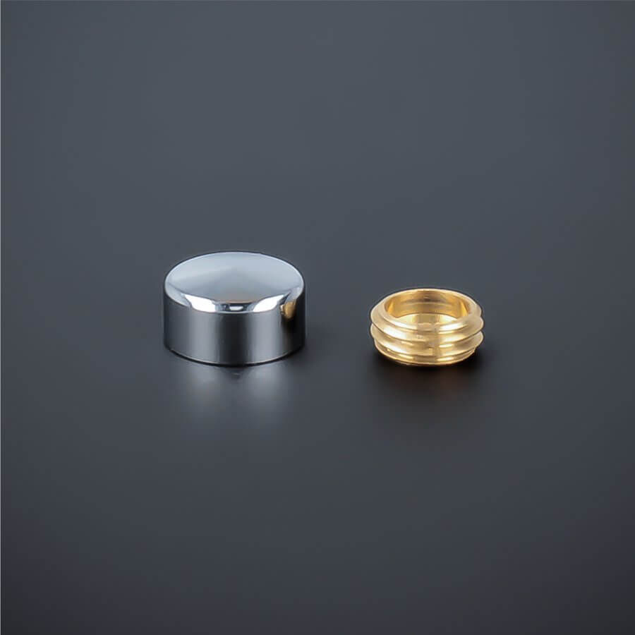 Zierkappe Chrom Edelstahl 10mm angeschrägt liegend mit Gewindering auf dunklem Untergrund