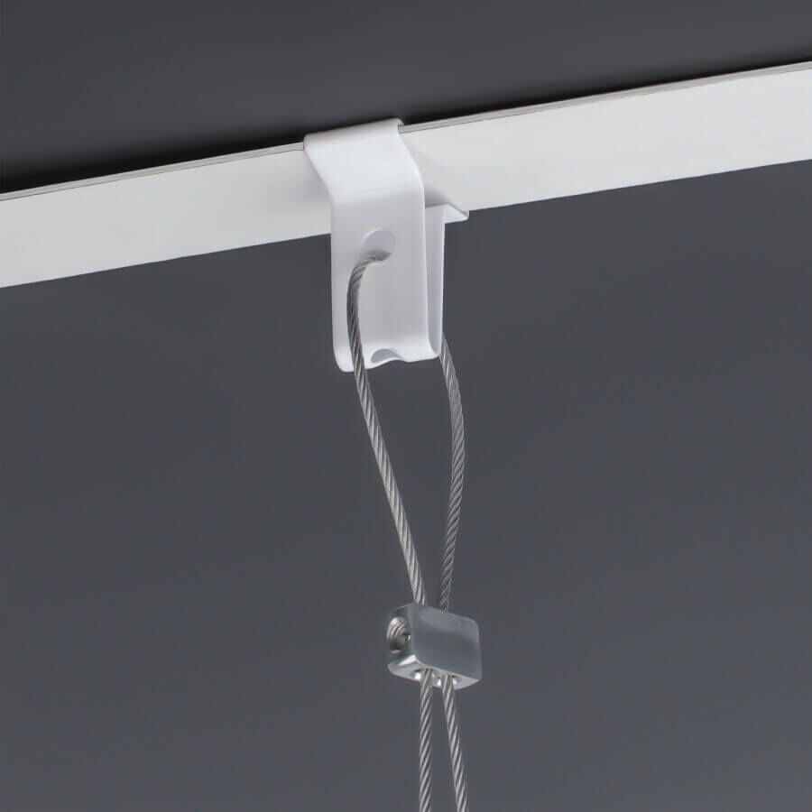 Deckenklemme Deckenclip Anwendungsbeispiel mit einem Seilverbinder und einer Schlaufe vor dunklem Hintergrund